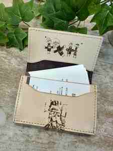 1973年創業の老舗革工房が送る「レーザー彫刻 本革オリジナルのカードケース【ブラウン】」