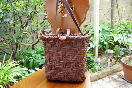 【手編みの1点物！】山葡萄のショルダーバッグ（網代編み/内袋：格子柄紺）