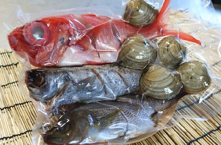 [配送不可期間あり]魚介の出汁染みわたる いずみや鮮魚店の海鮮鍋セット [0011-0033]