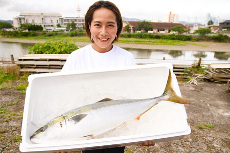 [日時指定必須][配送不可期間あり]ブリ丸ごと一本！(さばき方が選べます) [0050-0049]