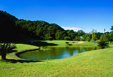 【鴨川カントリークラブ】ゴルフプレー券 ２名様《土日祝限定》 ＆ 市内共通宿泊券 ３万５千円　[0200-0012]