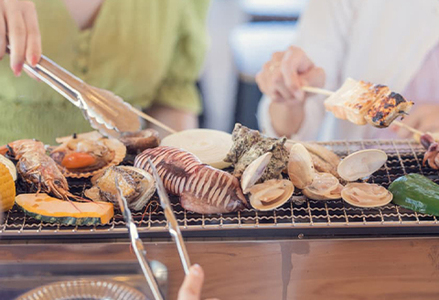 【Kamogawa SEASIDE BASE】浜の食堂 海鮮BBQ利用券 １人前《飲み放題・お土産付き》　[0021-0005]