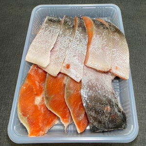 【期間限定！寄附額改定↓！】厚切り紅鮭一尾 9切れ＆訳ありホタテ400g×3 セット 旨味抜群！！ 甘塩紅鮭1尾 切り身 鮭 サケ さけ 切身 冷凍 甘塩 魚 貝 ほたて 帆立 魚介 海鮮 海産物 北海道 釧路 F4F-8845