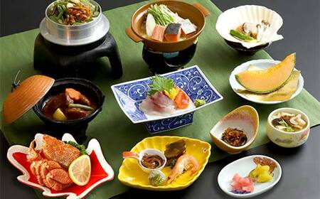 【期間限定！寄附額改定↓！】御前水 日和 毛ガニ半身付ペア宿泊 1泊2食 チケット 宿泊 利用券 サウナ ホテル 旅行 宿泊券 北海道 クーポン 風呂 券 かに カニ 毛がに 和会席膳 温泉 源泉かけ流し 阿寒湖 釧路 F4F-8258