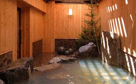 【期間限定！寄附額改定↓！】御前水 シングル宿泊プラン 1泊2食 チケット 宿泊 利用券 サウナ ホテル 旅行 宿泊券 北海道 クーポン 風呂 券 和会席膳 温泉 源泉かけ流し 阿寒湖 釧路 F4F-8259