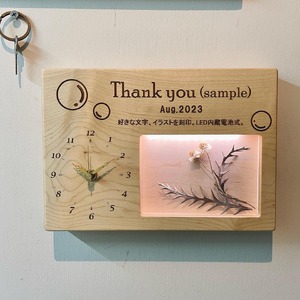 木製 時計 写真立て LED照明 厚板一枚板 ﾒｯｾｰｼﾞｲﾗｽﾄ刻印 ｸﾛｯｸﾌｫﾄｽﾀﾝﾄﾞ 記念日 メモリアル 受注生産（メープル白木） mi0037-0034-1