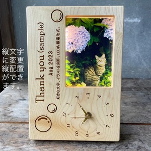 木製 時計 写真立て LED照明 厚板一枚板 ﾒｯｾｰｼﾞｲﾗｽﾄ刻印 ｸﾛｯｸﾌｫﾄｽﾀﾝﾄﾞ 記念日 メモリアル 受注生産（メープル白木） mi0037-0034-1