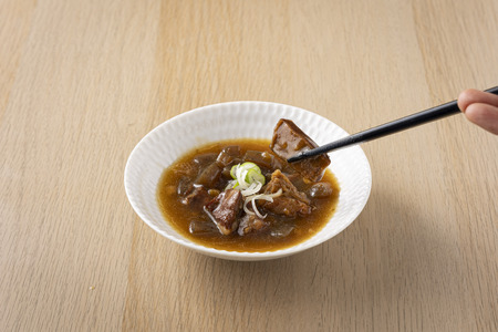 ご飯が進む！町産しょうゆ糀で牛すじ肉とこんにゃくを甘辛く煮込んだ「しょうゆ糀DEぼっかけ（5個）」（神崎町発酵スイーツ・フードコレクション 神戸名物「ぼっかけ」）【ぼっかけ レトルト おかず 簡単 発酵 神戸名物 麹 糀】[010-a078]