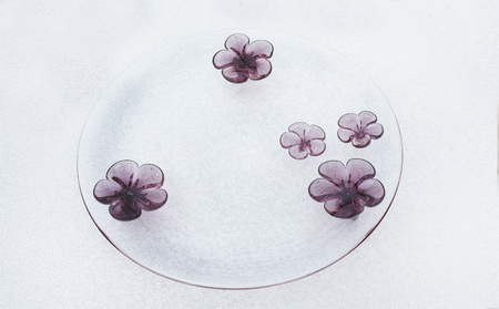 カメリア23cmプレート(ワイン) 食器 皿 インテリア 工芸品 格子模様 ガラスプレート 人気のプレート 手作り 飾り皿 お花