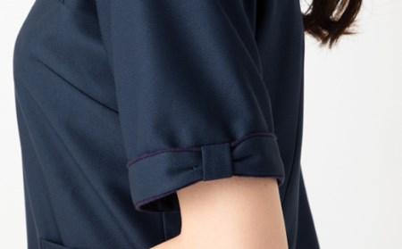 レピウスの白衣 【レディース】 リボンパイピングスクラブ / ネーム刺繍付き (サイズ：XSサイズ、カラー：ネイビー)
