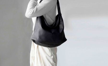 シルキータッチしっとりレザー 軽く柔らかい袋タイプ・ＬＵＡ(ＬＡ００１)＃墨黒 A4対応 バッグ 牛革 レザー 革製品 天然素材 軽量 日本製 ブラック カジュアル 墨田区 東京