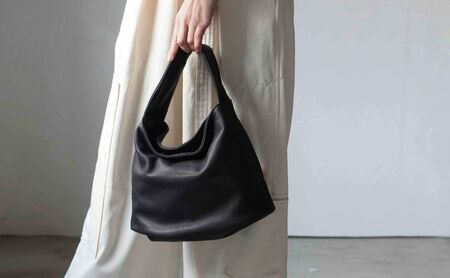 シルキータッチしっとりレザー 軽く柔らかい袋ハンドバッグ・LUA(LA003)#墨黒 バッグ 牛革 レザー 革製品 天然素材 軽量 日本製 ブラック カジュアル 墨田区 東京