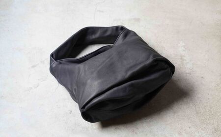 シルキータッチしっとりレザー 軽く柔らかい袋ハンドバッグ・LUA(LA003)#墨黒 バッグ 牛革 レザー 革製品 天然素材 軽量 日本製 ブラック カジュアル 墨田区 東京