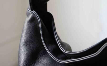 シルキータッチしっとりレザー 軽く柔らかい袋ハンドバッグ・LUA(LA003)#墨黒 バッグ 牛革 レザー 革製品 天然素材 軽量 日本製 ブラック カジュアル 墨田区 東京