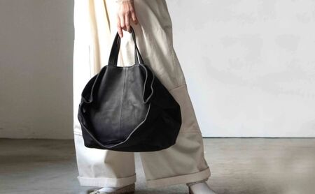 シルキータッチしっとりレザー軽く柔らかい袋2WAYトートバッグ・ＬＵＡ(ＬＡ004)＃墨黒 PC収納可 バッグ 牛革 レザー 革製品 天然素材 軽量 日本製 ブラック カジュアル 墨田区 東京