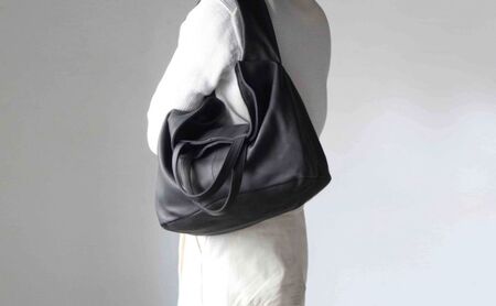 シルキータッチしっとりレザー軽く柔らかい袋2WAYトートバッグ・ＬＵＡ(ＬＡ004)＃墨黒 PC収納可 バッグ 牛革 レザー 革製品 天然素材 軽量 日本製 ブラック カジュアル 墨田区 東京