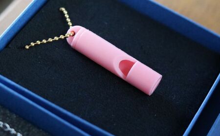 ホイッスル 曲がって割れない防災笛【雫音（しずね）】 笛 防災笛 シリコーンゴム製 防災ホイッスル 雫音 町工場 災害 弾性 水に強い 墨田区 東京都 ニュアンスブルー