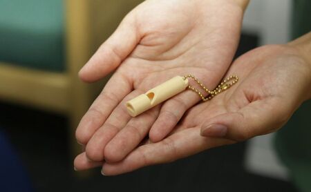 ホイッスル 曲がって割れない防災笛【雫音（しずね）】 笛 防災笛 シリコーンゴム製 防災ホイッスル 雫音 町工場 災害 弾性 水に強い 墨田区 東京都 ニュアンスブルー