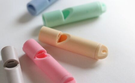 ホイッスル 曲がって割れない防災笛【雫音（しずね）】 笛 防災笛 シリコーンゴム製 防災ホイッスル 雫音 町工場 災害 弾性 水に強い 墨田区 東京都 ニュアンスブルー