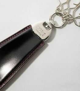 キプリス本革製コードバンxシラサギレザーシューホーンキーホルダー カラー:ブラックxレッド
