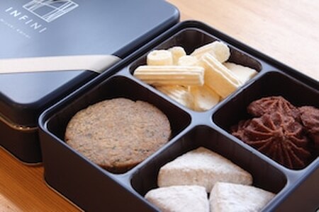 【INFINI】アソルティモン・プティ(ネイビー缶) スイーツ 洋菓子 焼き菓子 詰め合わせ サブレ メレンゲ クッキー缶 お菓子 人気 贈り物 ギフト プレゼント_0004-005-se4