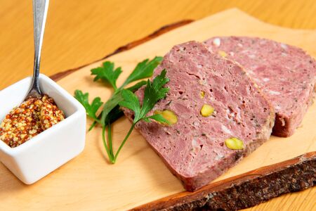 【三輪亭】イタリア・南チロル　三輪亭セット【加工食品 加工品 サラミ ジビエ 豚 生ハム ソーセージ チーズ 冷凍 人気 人気セット おつまみ 贅沢 ご褒美 贈り物 プレゼント ギフト】_0028-003-se5