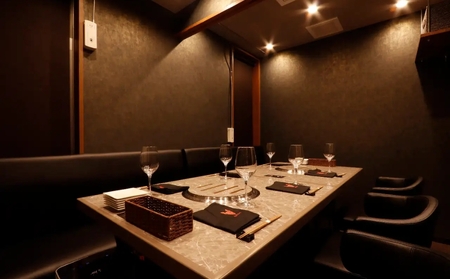 【馬肉とワイン 気まぐれバル 恵比寿 Whim】《120分飲み放題》【熊本直送の馬刺しやユッケ、希少シャトーブリアン焼き付】特選コース＜2名様分＞（ぐるなびセレクション）【125060】