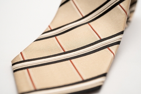 【受注生産】匠の技術で織り上げるシルク１００％のチェックネクタイ（シャンパンゴールド）