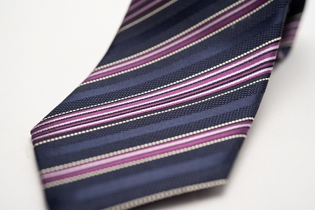 【受注生産】匠の技術で織り上げるシルク１００％のオルタネイドストライプネクタイ（ネイビー×パープル）