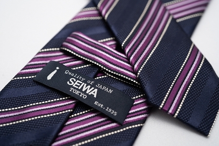 【受注生産】匠の技術で織り上げるシルク１００％のオルタネイドストライプネクタイ（ネイビー×パープル）
