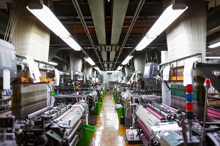 【受注生産】匠の技術で織り上げるシルク１００％のオルタネイドストライプネクタイ（ネイビー×パープル）