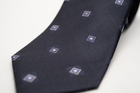 【受注生産】匠の技術で織り上げるシルク１００％のサテン小紋ネクタイ（ダークネイビー）