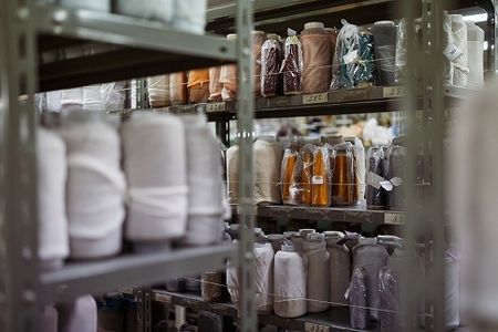 【受注生産】匠の技術で織り上げるシルク１００％のサテン小紋ネクタイ（ダークネイビー）