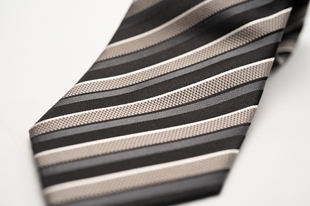 【受注生産】匠の技術で織り上げるシルク１００％のテクスチャーストライプネクタイ（モノトーン）