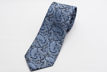 【受注生産】匠の技術で織り上げるシルク１００％のペイズリー更紗ネクタイ（サックスブルー）