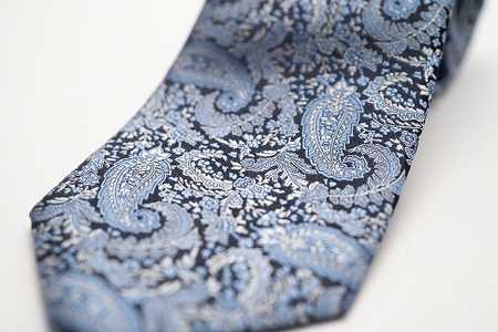 【受注生産】匠の技術で織り上げるシルク１００％のペイズリー更紗ネクタイ（サックスブルー）