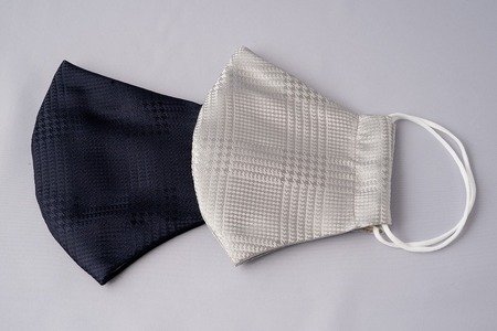 【受注生産】匠の技術で織り上げる美しいシルクマスク（抗菌）2枚セット（グレンチェック ネイビー&シルバー）