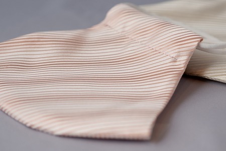 【受注生産】匠の技術で織り上げる美しいシルクマスク（抗菌）2枚セット（マルチストライプ　サーモンピンク&アイボリー）