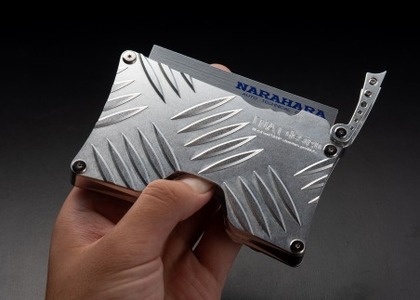 職人の技と遊び心が光るカードケース　チェッカープレート　CARD CASE