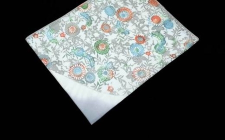 世界に一つだけのグラデーションを楽しめる「型染め大判チーフ」（4色セット）