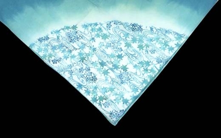 世界に一つだけのグラデーションを楽しめる「型染め大判チーフ」（4色セット）