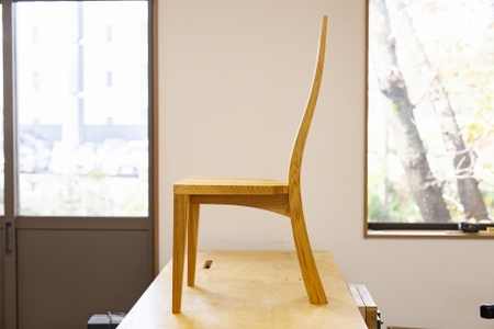 曲線が美しい。東京・八王子産の杉を使った「ダイニングチェア」