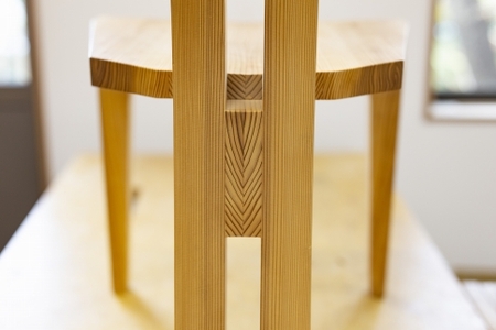 曲線が美しい。東京・八王子産の杉を使った「ダイニングチェア」