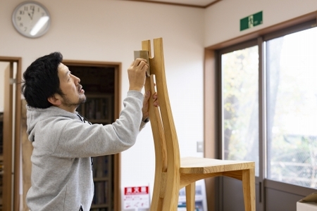 曲線が美しい。東京・八王子産の杉を使った「ダイニングチェア」