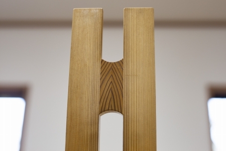 曲線が美しい。東京・八王子産の杉を使った「ダイニングチェア」