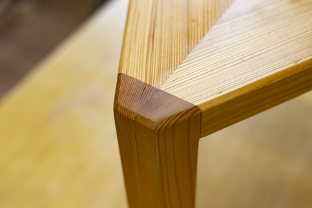 オブジェとしても美しい　東京・八王子産の杉を使った「三角スツール」