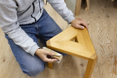 オブジェとしても美しい　東京・八王子産の杉を使った「三角スツール」