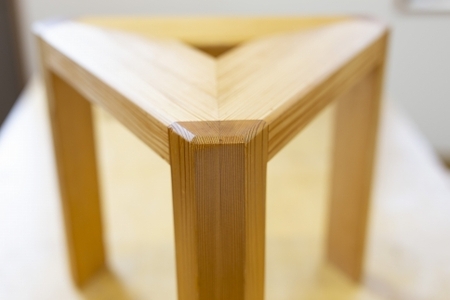 オブジェとしても美しい　東京・八王子産の杉を使った「三角スツール」