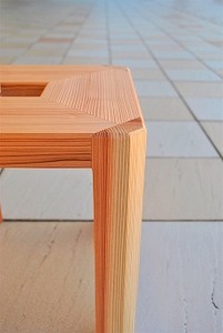 オブジェとしても美しい　多摩産の杉を使った「四角スツール」