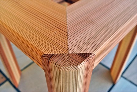 オブジェとしても美しい　多摩産の杉を使った「四角スツール」